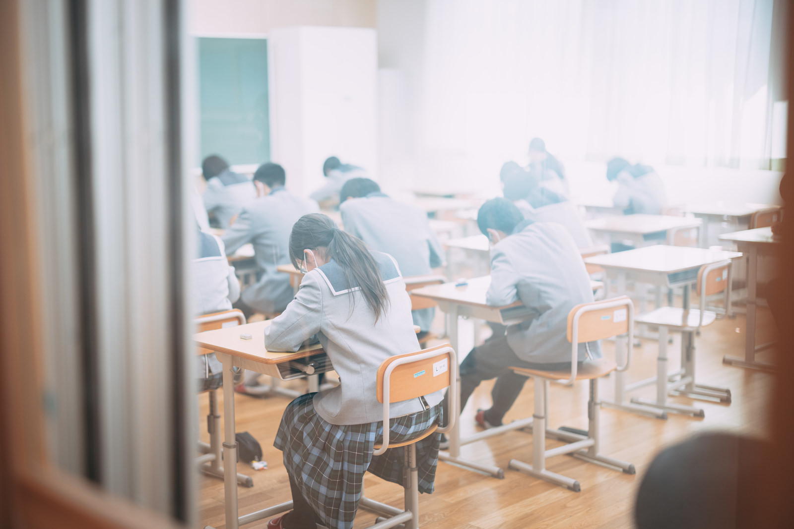 授業中に机に向かう高校生たち